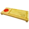 Bandeja de madera clara para servir sushi con un pequeño cuenco rojo para soja y grabado láser de Sushi Long.