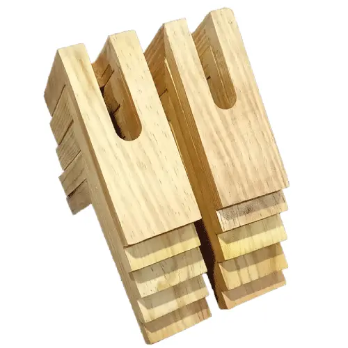 Dos grupos de servilleteros triangulares de madera de pino apilados uno sobre otro, mostrando la ranura superior y la textura de la madera.