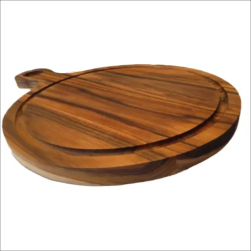 Acercamiento en ángulo al borde de una tabla redonda de teca, resaltando el grosor de la madera maciza y la profundidad del canal perimetral para jugos.