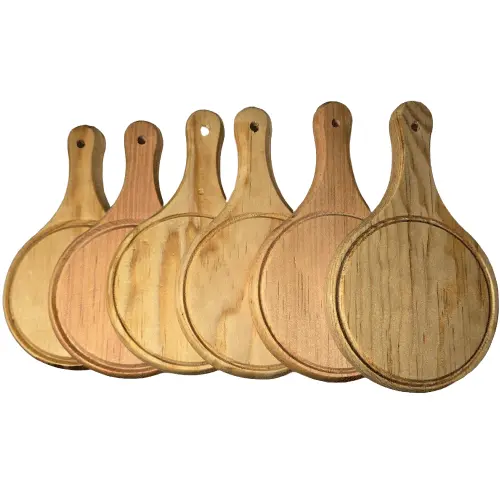 Set de seis mini tablas de madera circulares con mango para personalización o grabado láser.