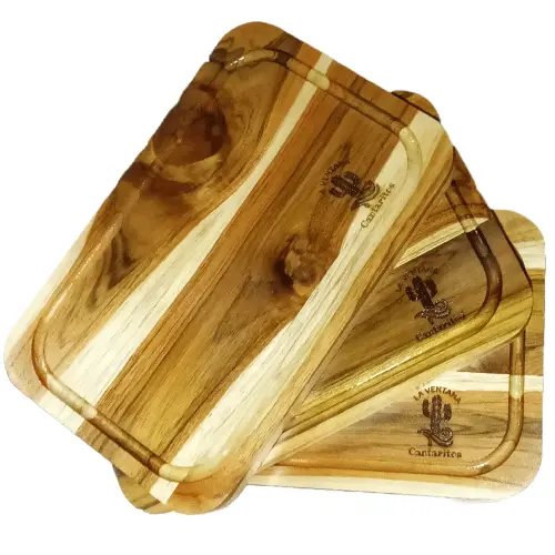 Tres tablas rectangulares de madera apiladas de forma escalonada, grabadas en láser con el logo de un cactus y el texto "La Ventana Cantaritos".