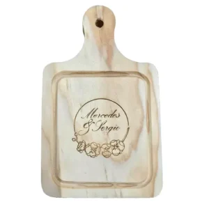 Mini tabla cuadrada de madera de pino claro, grabada en láser con los nombres Mercedes y Sergio y un diseño floral.