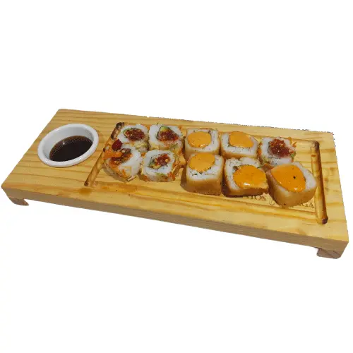 Tabla de madera sirviendo 10 piezas de rollos de sushi variados y un cuenco blanco lleno con salsa de soja.