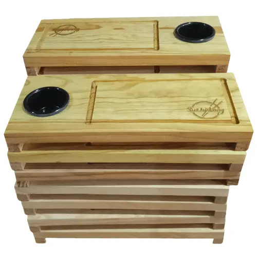 Tres tablas de madera para sushi idénticas con grabado láser de Sushi Long, acomodadas una sobre otra.