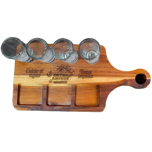 Vista superior de tabla tequilera de madera con 4 caballitos, compartimentos y el grabado láser "Cuida el agua, Toma tequila" con un logotipo.