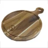 Tabla circular de madera de teca mostrando un grabado láser personalizado con las iniciales 'im' dentro de un círculo floral.