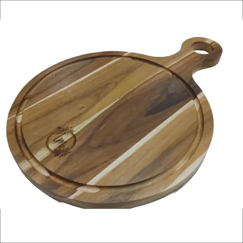 Tabla circular de madera de teca mostrando un grabado láser personalizado con las iniciales 'im' dentro de un círculo floral.