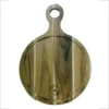 Tabla circular de madera de teca mostrando un grabado láser personalizado con las iniciales 'im' dentro de un círculo floral.