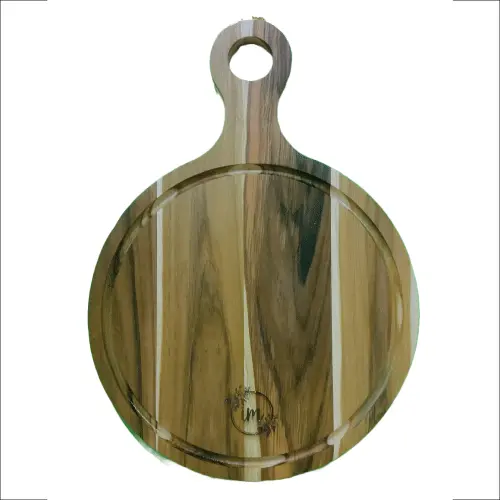 Tabla circular de madera de teca mostrando un grabado láser personalizado con las iniciales 'im' dentro de un círculo floral.