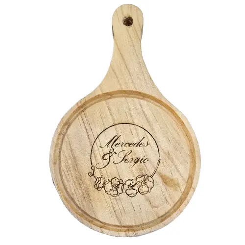 Tabla de madera circular grabada con nombres Mercedes y Sergio y flores decorativas.