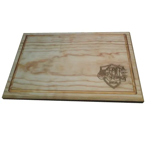 Tabla de pino rectangular con canal de jugos perimetral y un grabado láser de un camión tipo tráiler con el nombre Rivera.