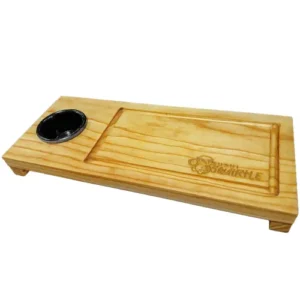 tabla-madera-sushi-personalizada-salsero-negro.webp Tabla rectangular de madera para sushi con pequeñas patas, un cuenco negro para salsa y grabado láser de Sushi Squirtle.