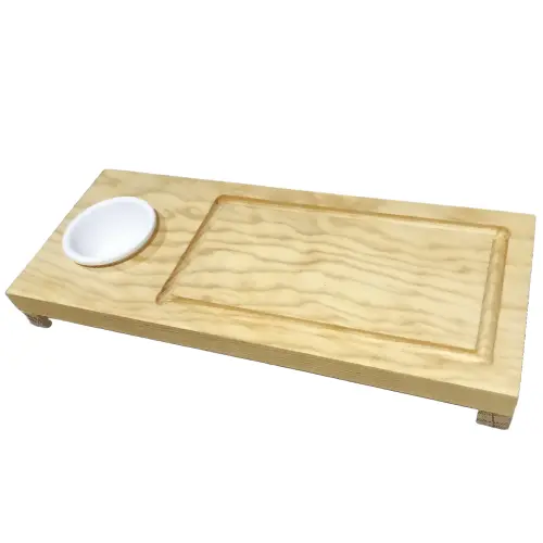 Tabla de sushi de madera natural lisa, con espacio tallado para los rollos y un salsero blanco de cerámica.