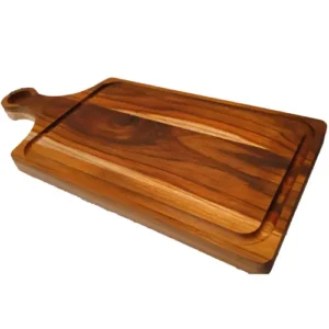 Tabla rectangular grande de madera de teca con mango y canal para jugos, vista superior mostrando fuertes contrastes en las vetas naturales.