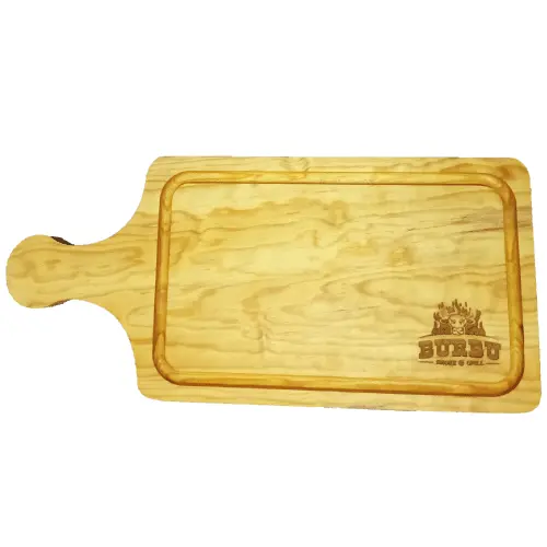 Tabla de pino rectangular con mango grabada en láser en la esquina inferior derecha con el logotipo de BURBU smoke & grill.