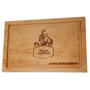 Tabla rectangular de madera de pino claro, grabada en láser con el logotipo de Black Kraken y un nombre personalizado