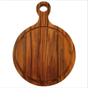 Tabla circular de madera de teca natural con mango y orificio para colgar, vista desde arriba mostrando vetas contrastantes.