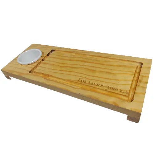 Tabla de madera para sushi grabada en láser con el texto Fam. Santos Arriaga y un cuenco blanco para salsa.