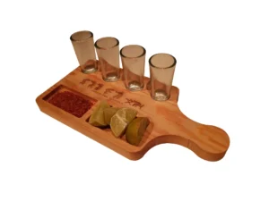 Vista en ángulo de tabla tequilera de madera maciza de Santos Customs Designs, equipada con 4 caballitos, compartimentos con sal y limón, y grabado de las Fases del Tequila.