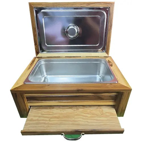 caja-madera-asador-acero-frontal.webp Vista frontal de una caja térmica de madera para asador de Santos Customs Designs, mostrando la tapa abierta, el amplio interior de acero inoxidable y la tabla inferior de madera totalmente extraída.