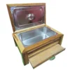 caja-madera-asador-acero-inoxidable.webp Caja de madera para asados de Santos Customs Designs abierta, mostrando una bandeja de acero inoxidable en su interior y un cajón inferior deslizable con jaladera de metal.