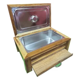 Caja de madera para asados de Santos Customs Designs abierta, mostrando una bandeja de acero inoxidable en su interior y un cajón inferior deslizable con jaladera de metal.