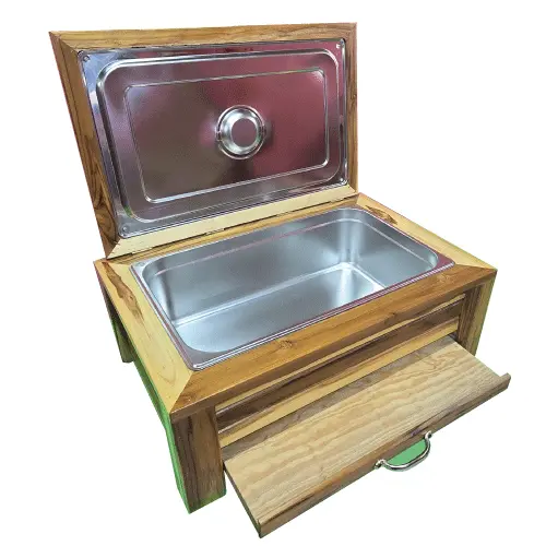 caja-madera-asador-acero-inoxidable.webp Caja de madera para asados de Santos Customs Designs abierta, mostrando una bandeja de acero inoxidable en su interior y un cajón inferior deslizable con jaladera de metal.