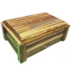 caja-madera-asador-premium-cerrada Caja robusta de madera natural para asador en posición cerrada, mostrando un cajón frontal con jaladera metálica curva y una tapa superior con jaladera recta de acero inoxidable.