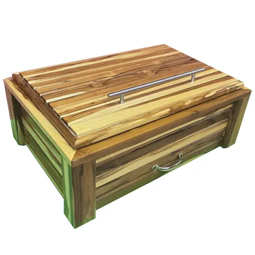 caja-madera-asador-premium-cerrada Caja robusta de madera natural para asador en posición cerrada, mostrando un cajón frontal con jaladera metálica curva y una tapa superior con jaladera recta de acero inoxidable.
