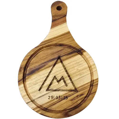 mini-tabla-charcuteria-redonda-personalizada-logo.webp Mini tabla redonda de madera con mango, grabada con láser con un logo triangular y la fecha 29/03/25.