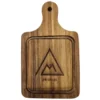 Mini tabla de madera cuadrada con mango, grabada en láser con un logotipo triangular y la fecha 29/03/25.