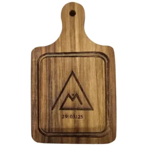 mini-tabla-madera-cuadrada-personalizada-logo.webp Mini tabla de madera cuadrada con mango, grabada en láser con un logotipo triangular y la fecha 29/03/25.