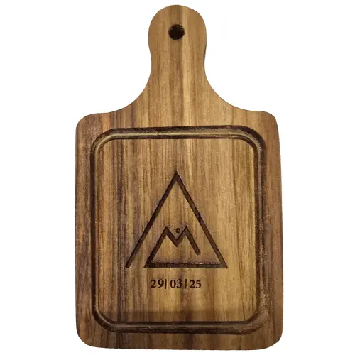 Mini tabla de madera cuadrada con mango, grabada en láser con un logotipo triangular y la fecha 29/03/25.