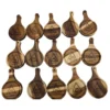 pedido-recuerdos-eventos-mini-tablas-grabadas.webp Quince mini tablas de madera redondas distribuidas en tres filas, todas con el mismo grabado láser de un logo y fecha para un evento.