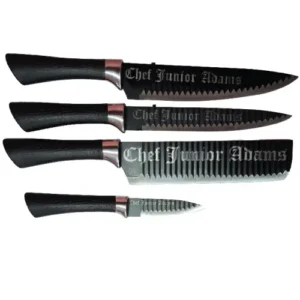 Set de 4 cuchillos de cocina oscuros personalizados por Santos Customs Designs, con mangos texturizados y el nombre "Chef Junior Adams" grabado con láser en las hojas.