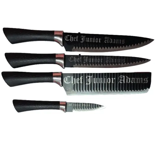 Set de 4 cuchillos de cocina oscuros personalizados por Santos Customs Designs, con mangos texturizados y el nombre "Chef Junior Adams" grabado con láser en las hojas.