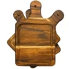 Conjunto de mini tablas de madera, combinando formatos redondos y cuadrados, servidas con aperitivos sobre fondo blanco