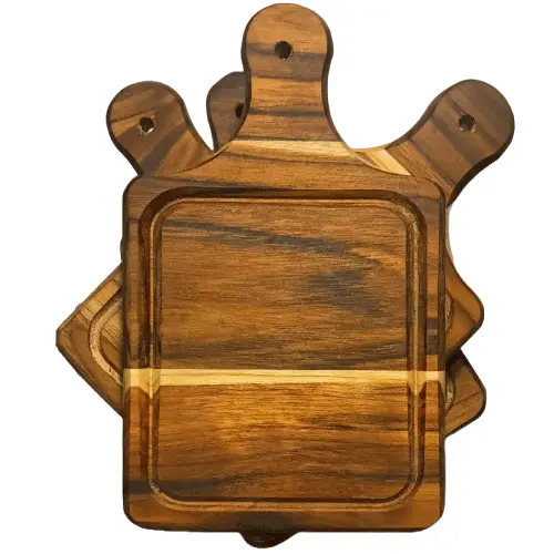 Conjunto de mini tablas de madera, combinando formatos redondos y cuadrados, servidas con aperitivos sobre fondo blanco