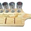 Tabla tequilera de madera personalizada de Santos Customs Designs con el grabado láser "Los besos como el tequila se piden dobles", 4 caballitos de vidrio con iniciales GR y tres compartimentos cuadrados para botanas.