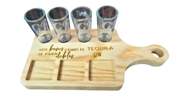Tabla tequilera de madera personalizada de Santos Customs Designs con el grabado láser "Los besos como el tequila se piden dobles", 4 caballitos de vidrio con iniciales GR y tres compartimentos cuadrados para botanas.