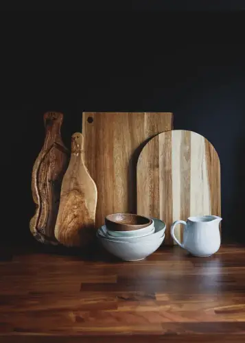 Cortes de madera artesanales para cocina y decoración en diferentes formas y tamaños.